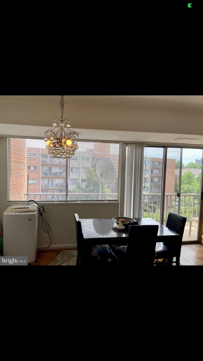 Foto del edificio - 5851 Quantrell Ave