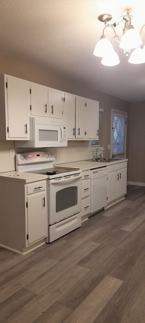 Building Photo - 7273-7275 Valley Ln