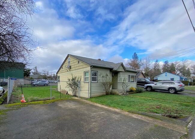 Building Photo - 2 Bedroom 1.5 Bath House