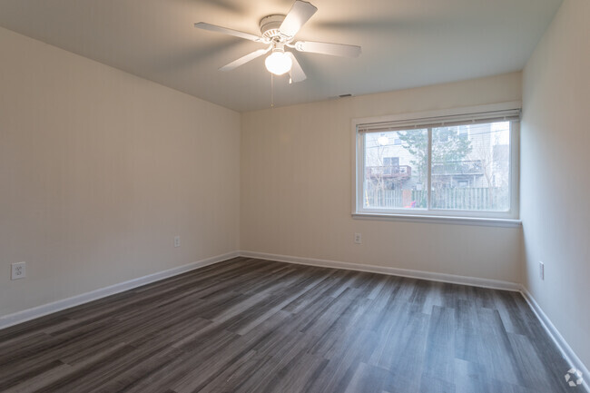 1BR, 1BA - 836 SF - Parkridge Gardens