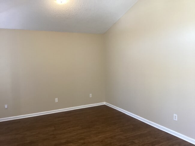 Building Photo - 468 Hillside Dr