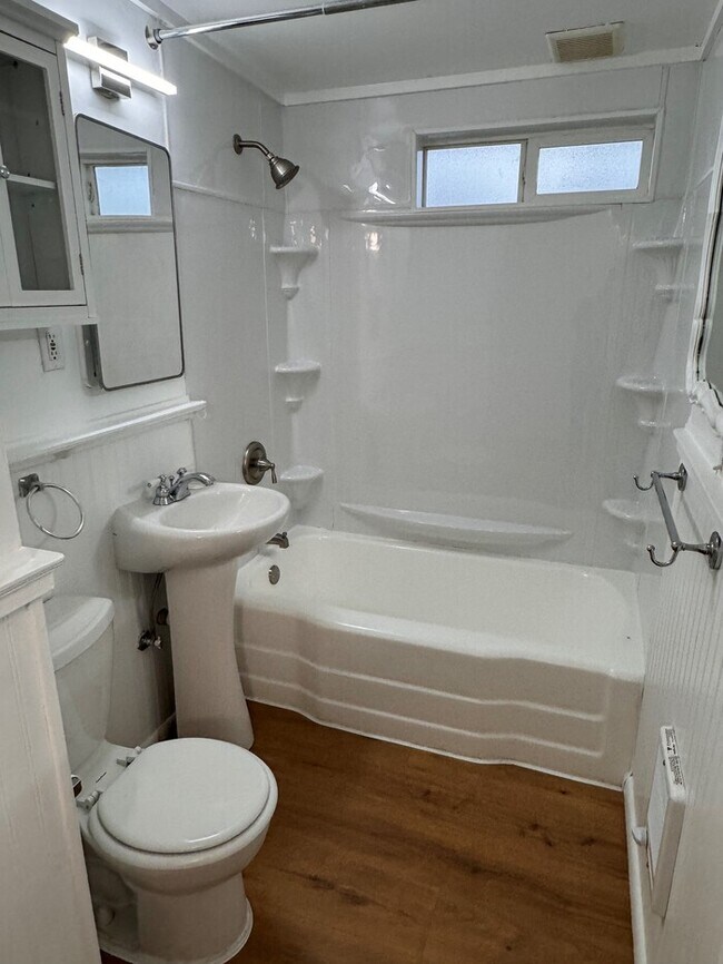 Foto del edificio - Charming Home w/Fenced Yard, Garage, W/D, Great Location, and More!
