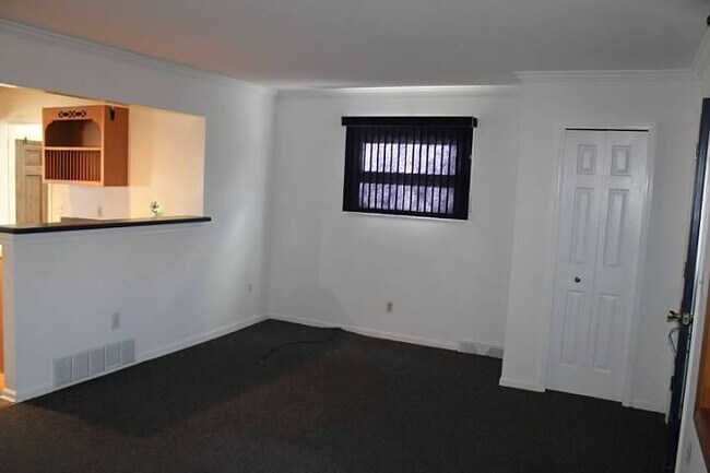 Foto del edificio - CHARMING BRICK RANCH JUST MINUTES FROM DOW...