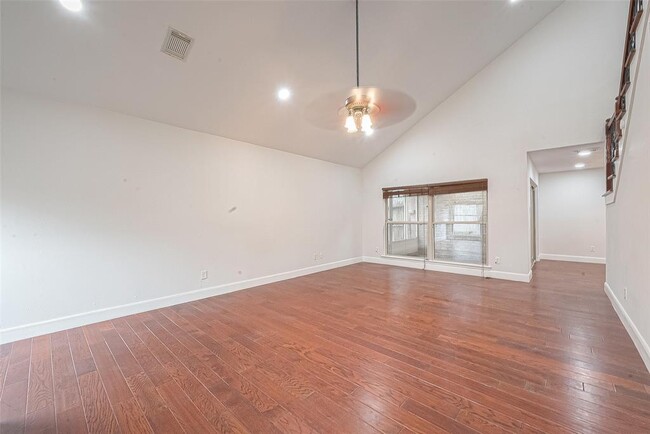 Foto del edificio - 12127 Carriage Hill Dr