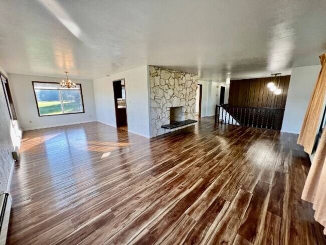 Building Photo - Upper Level Duplex