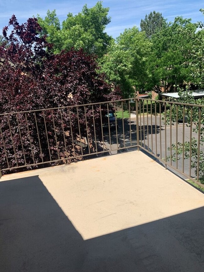 Building Photo - Two Bedroom Apartment with Living Area Loft Available!