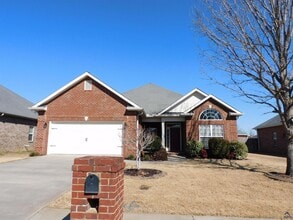 Building Photo - 703 Post Oak Way
