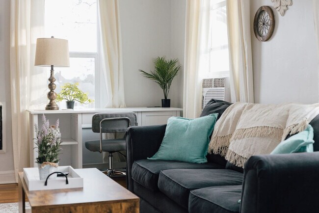 Building Photo - 905 Hill St