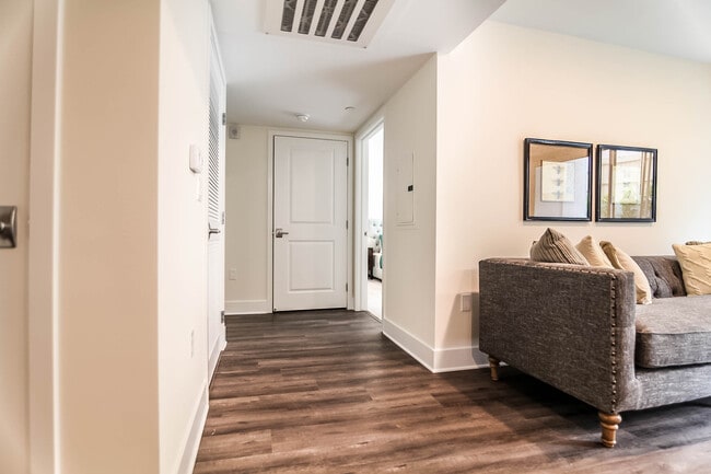 Building Photo - 5026 Rosewood Ave