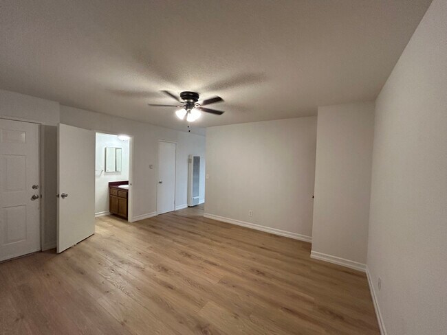 Foto del edificio - 10154 McClemont Ave