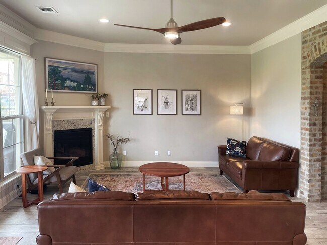 Foto del edificio - Large and in Charge!! Gated community close to Barksdale Air Force Base.