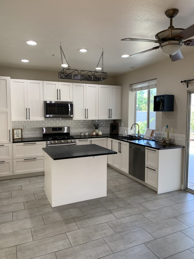 Building Photo - Beauiful home in Fontana, Ca.  92336