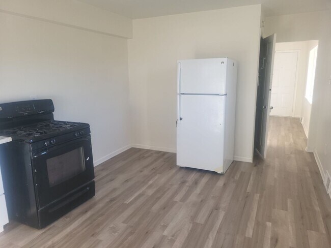 Building Photo - Newly renovated 2 bedroom in Hazelwood!