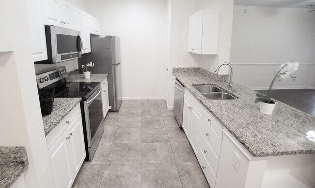 Building Photo - Stunning 2/2 Pool View Condo @ Park North ...