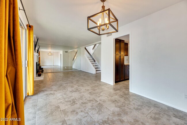 Building Photo - 325 E Bluebell Ln
