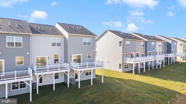 Building Photo - 569 Seeback Dr