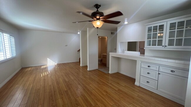 Building Photo - Townhouse in gated community near A.V. Col...