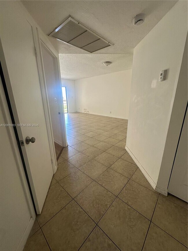 Foto del edificio - 8290 Lake Dr