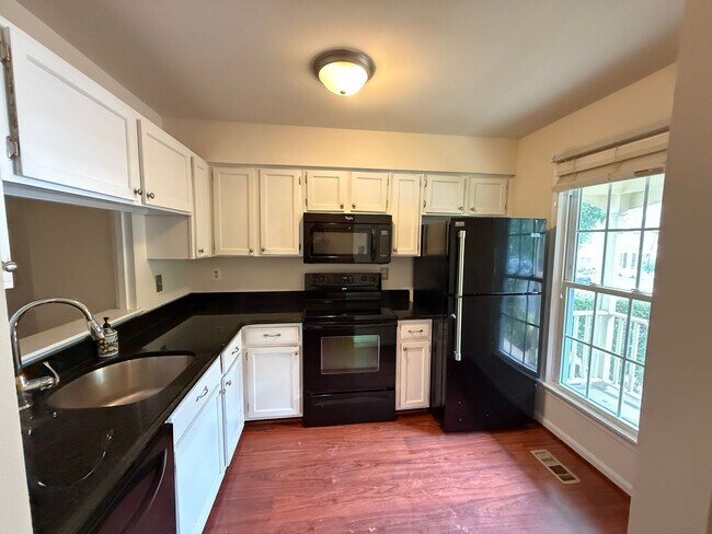 Foto del edificio - 15066 Maple Glen Ct