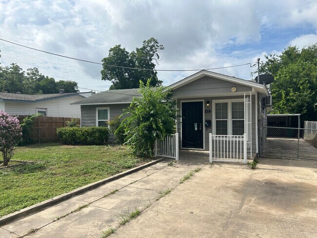 Building Photo - Charming 4 Bed, 3 Bath Home + Bonus 1 Bed/...