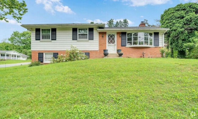 Building Photo - 880 Corvair Rd