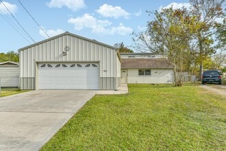 Building Photo - 305 Red Haven Dr