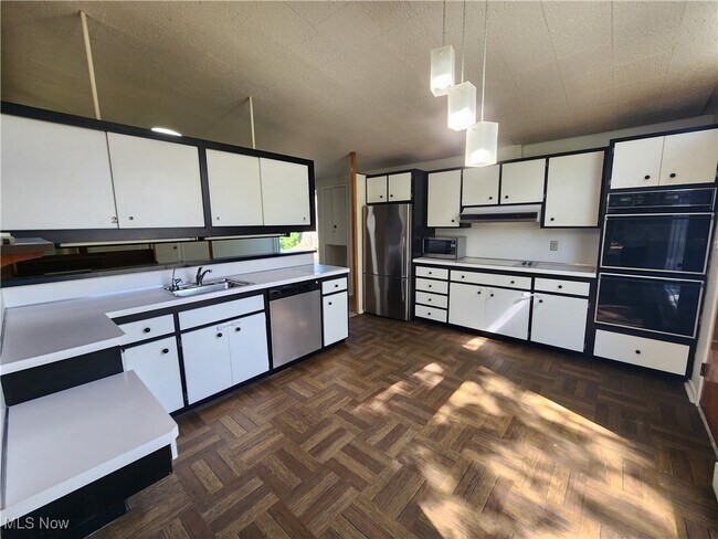 Foto del edificio - 24160 Buckhurst Dr