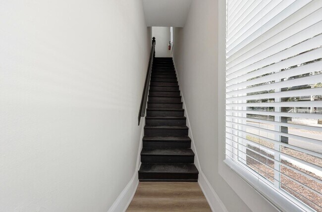 Foto del edificio - 300 E 3rd St