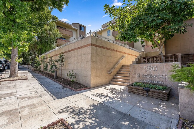 Foto del edificio - Best Building on the Block! 1 Bedroom Cond...