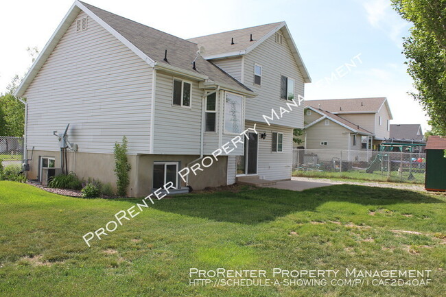 Building Photo - Great 4 Bed, 3.5 Bath Clearfield Home