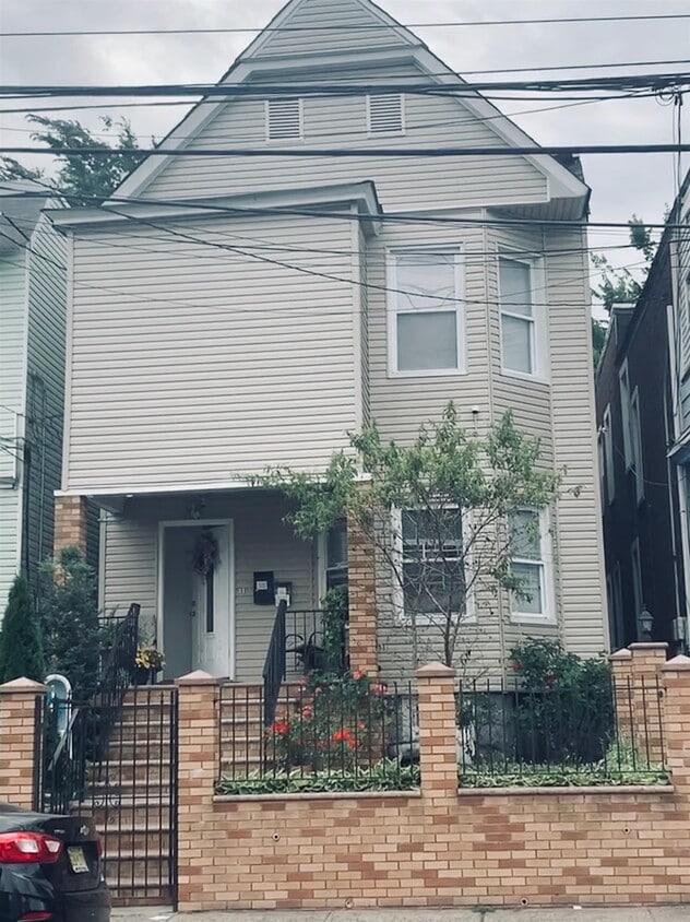 Foto principal - 221 Claremont Ave