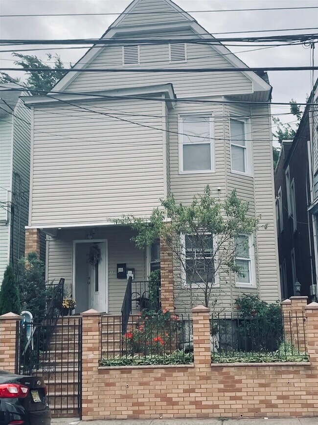 Building Photo - 221 Claremont Ave