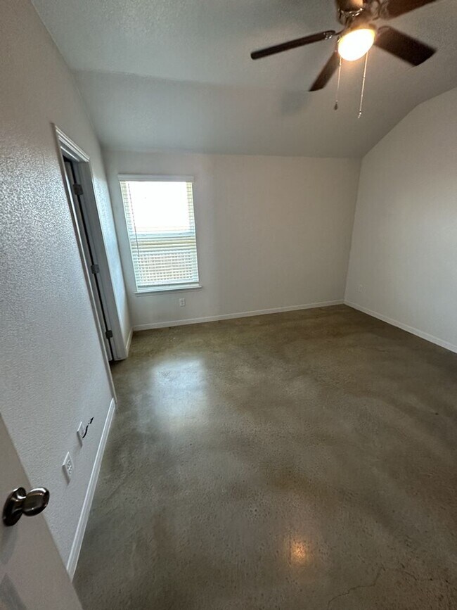 Foto del edificio - AVAILABLE SOON! *MORE PHOTOS COMING SOON* (SECTION 8 ACCEPTED) 1 MONTH FREE