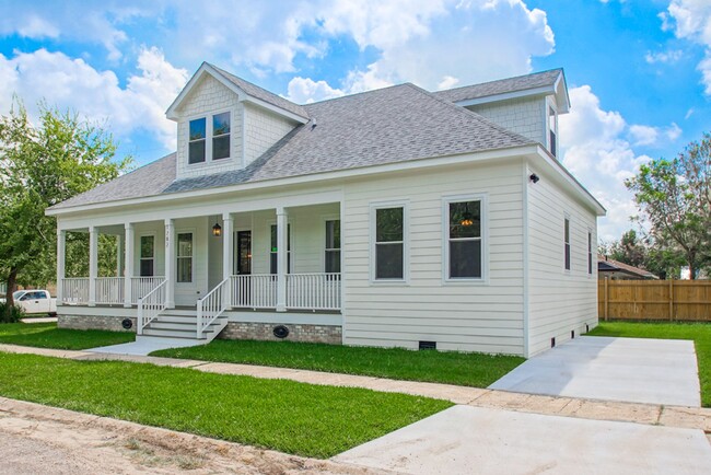 Building Photo - Gorgeous 4BD/3BA Home Near City Park