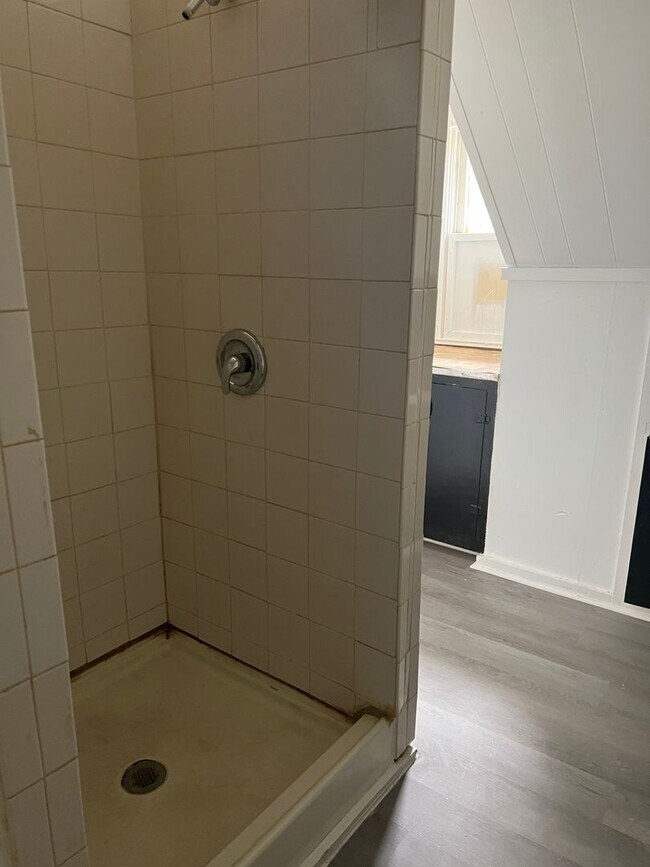 Building Photo - Available Now 1 bedroom 1 bathroom upstair...