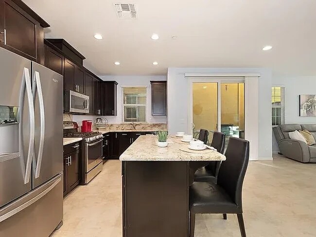 Foto del edificio - 2025 Honey Church Pl