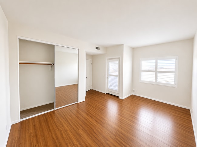 Building Photo - Coastal Living at It's Best! Pacific Beach Townhome with Incredible Rooftop Views!