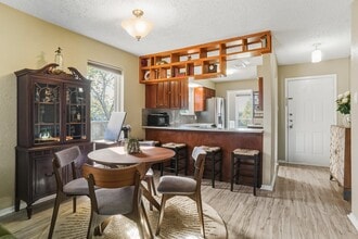 Building Photo - 702 Michol St