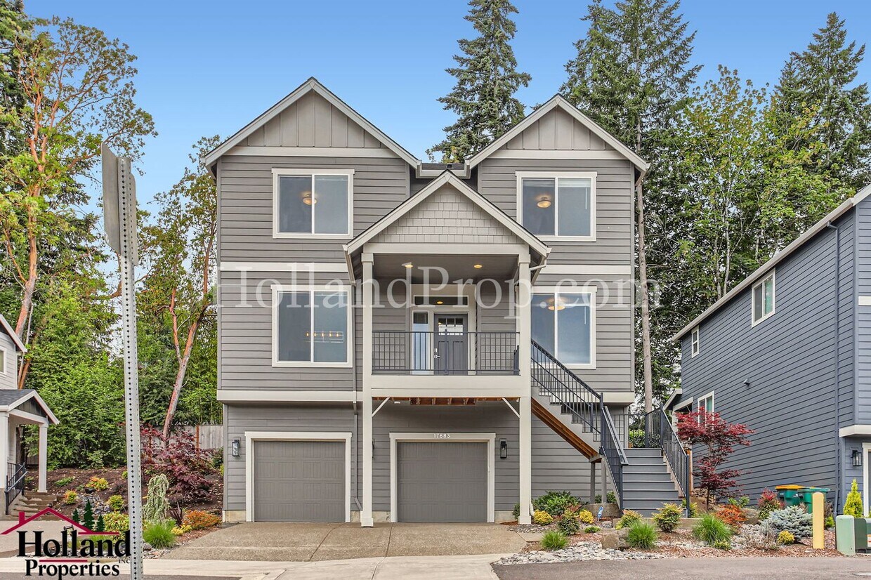 Primary Photo - Beautiful 5 bedroom home with Stunning views