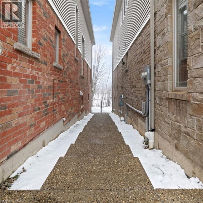 Building Photo - 695 Robert Ferrie Dr