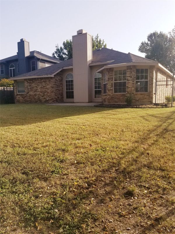 Foto del edificio - 3519 Daisy Ln