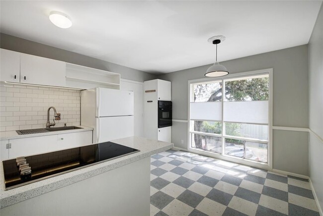 Building Photo - 5332 Balcones Dr