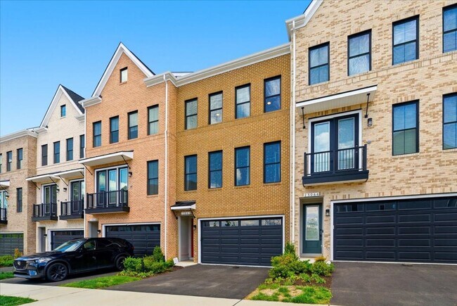 Foto del edificio - Welcome to this stunning, newly built 2025 townhome nestled in the heart of Brambleton