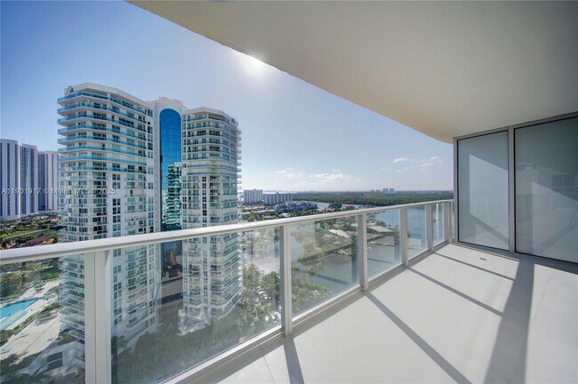 Foto del edificio - 300 Sunny Isles Blvd