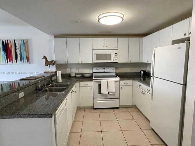 Building Photo - 2740 SW 28th Terrace