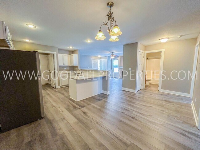 Foto del edificio - Reduced Price!!! Spacious Newly remodeled ...