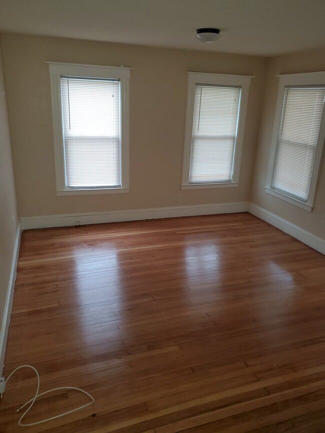 L/R - 76 Ridge St