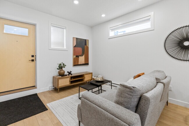 Photo du bâtiment - 9807-9153 153 St NW