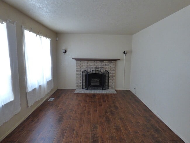 Building Photo - NEWER CARPET & STAINLESS FRIDGE!! BACKS TO...