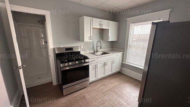 Building Photo - $850 - 1 bed 1 bath - Beautiful newly renovated Multi-family home located in Delano
